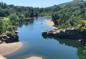 Logements à proximité de la rivière Réals